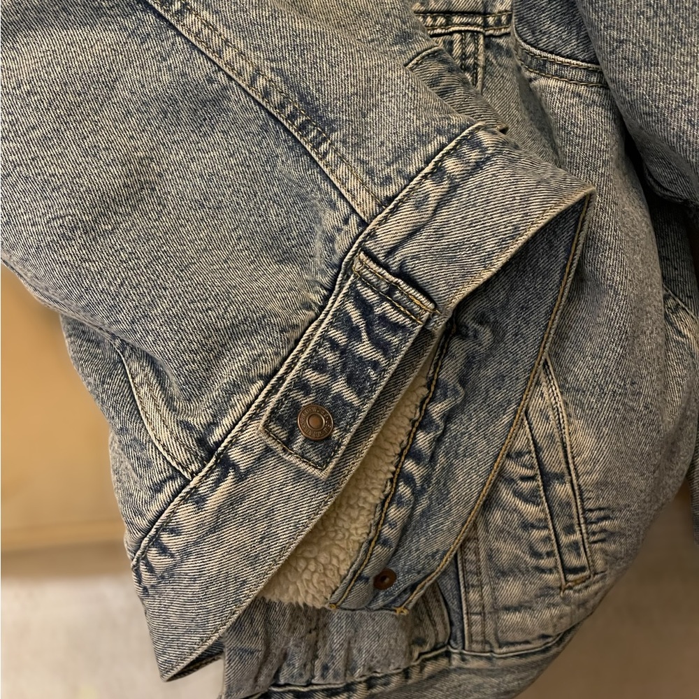 Super cool Unisex Vintage style Levi’s Denim Sherpa Jacket. Awesome condition - Picture 3 of 3